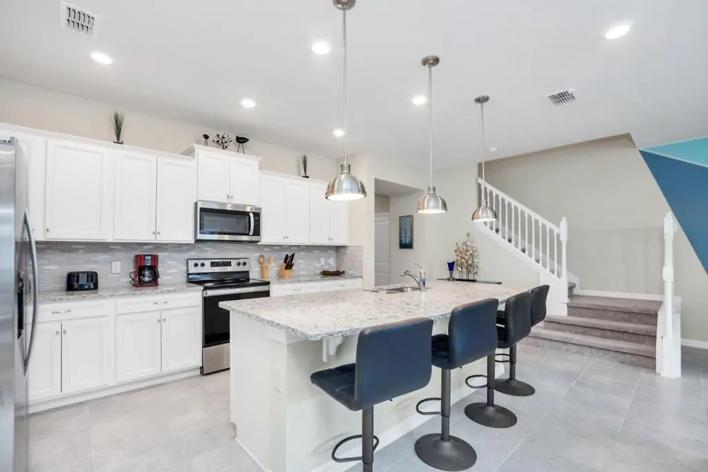 5 Bed Townhome! Townhouse Davenport