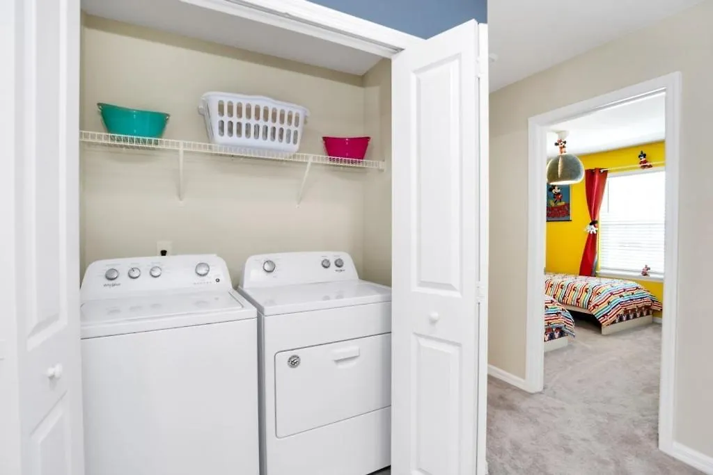 5 Bed Townhome! Townhouse Davenport Holiday home