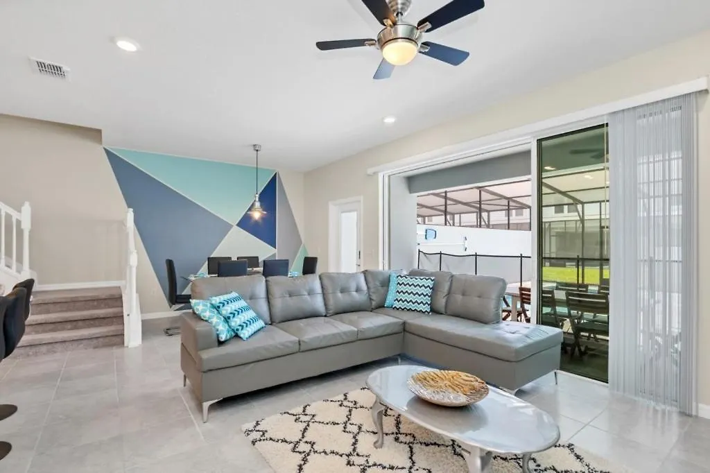 5 Bed Townhome! Townhouse Davenport Holiday home
