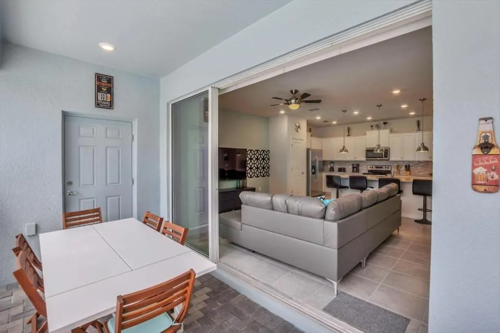 5 Bed Townhome! Townhouse Davenport